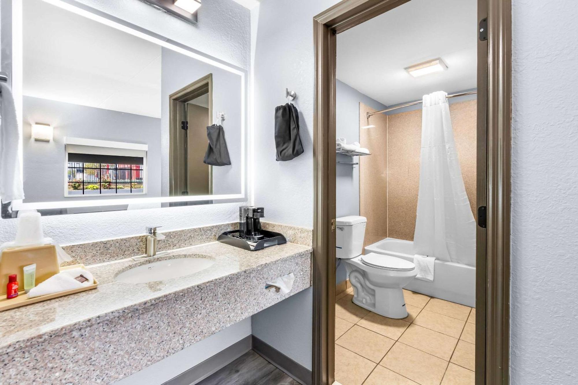 Quality Inn Lawrenceburg Bagian luar foto